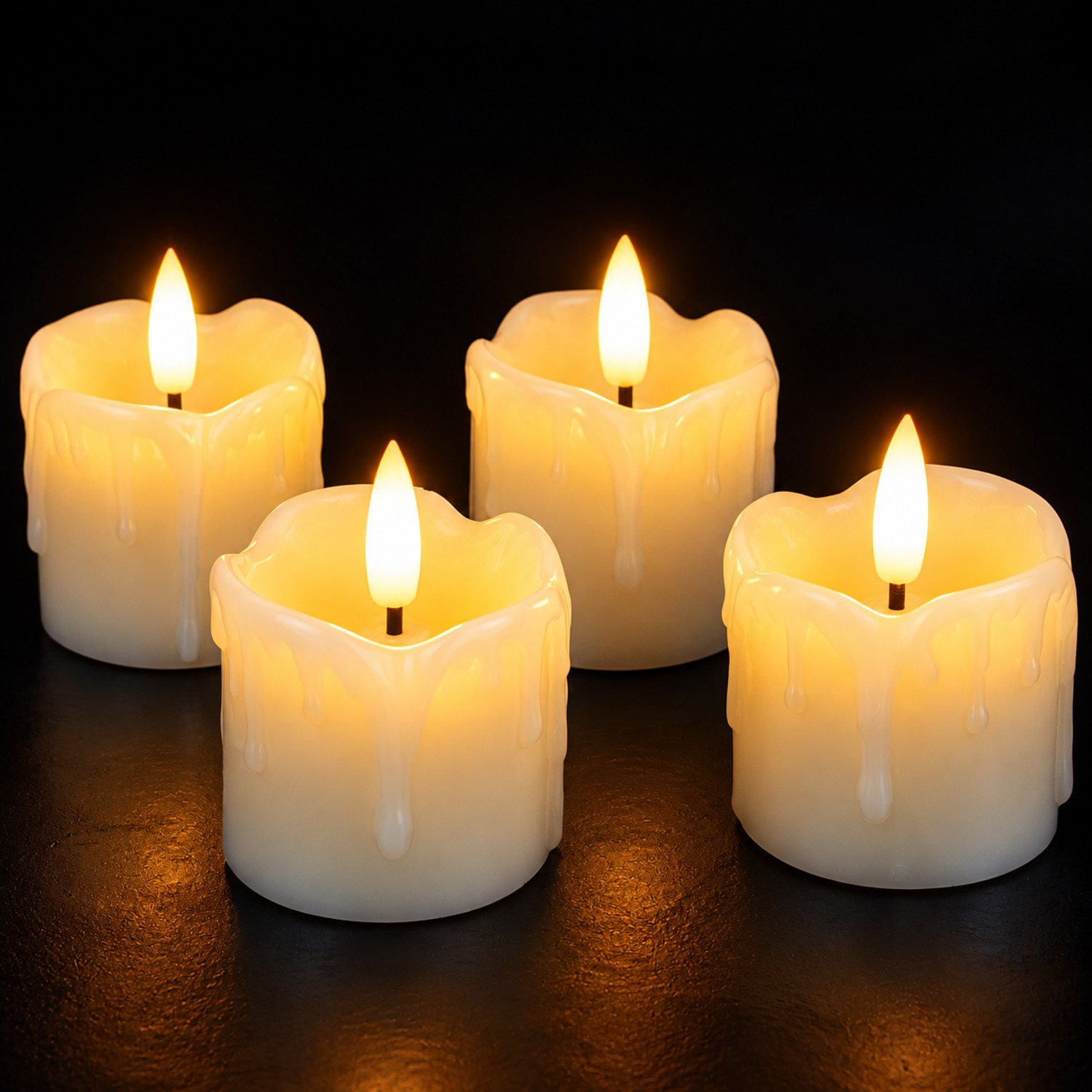 Vier weiße Kerzen mit warmen, leuchtenden Flammen stehen auf einem dunklen Untergrund.