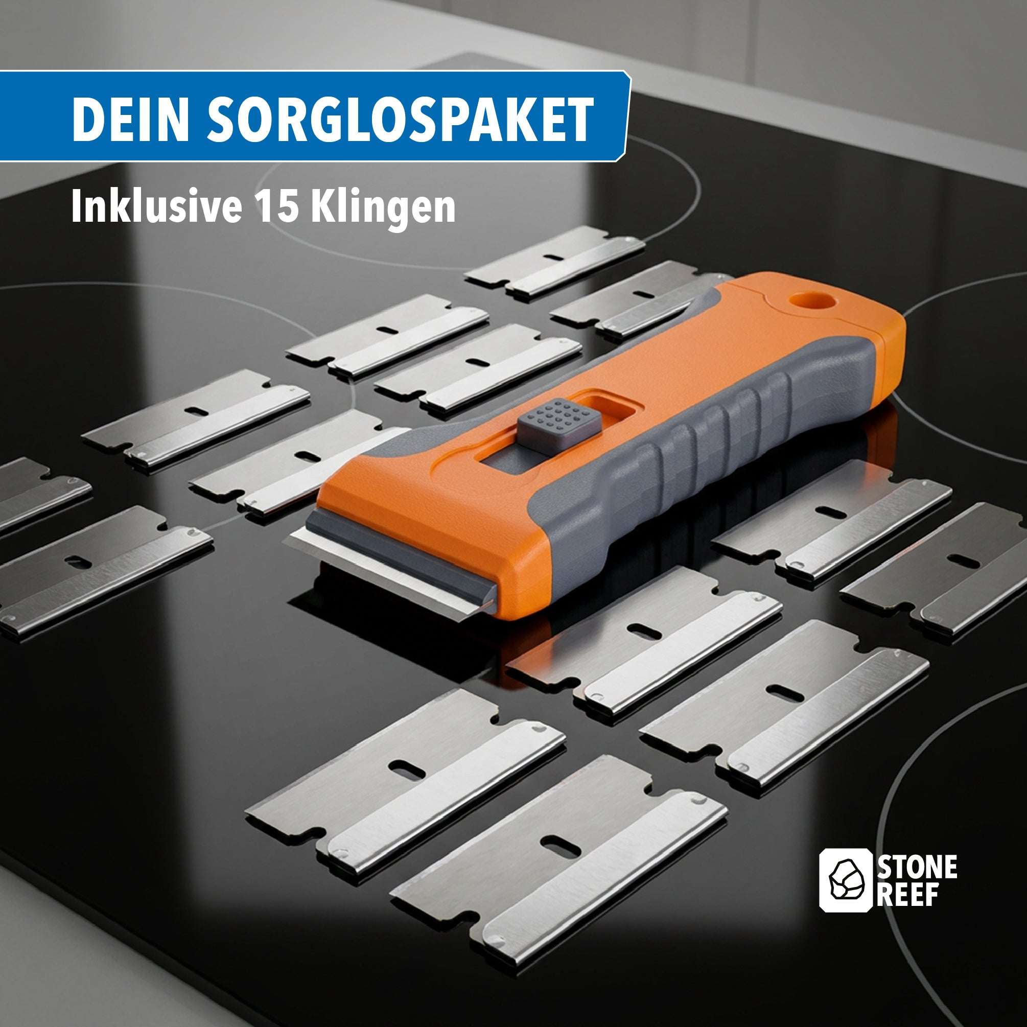 Ein orange-grauer Schaber und mehrere silberne Klingen liegen auf einem schwarzen Herd.