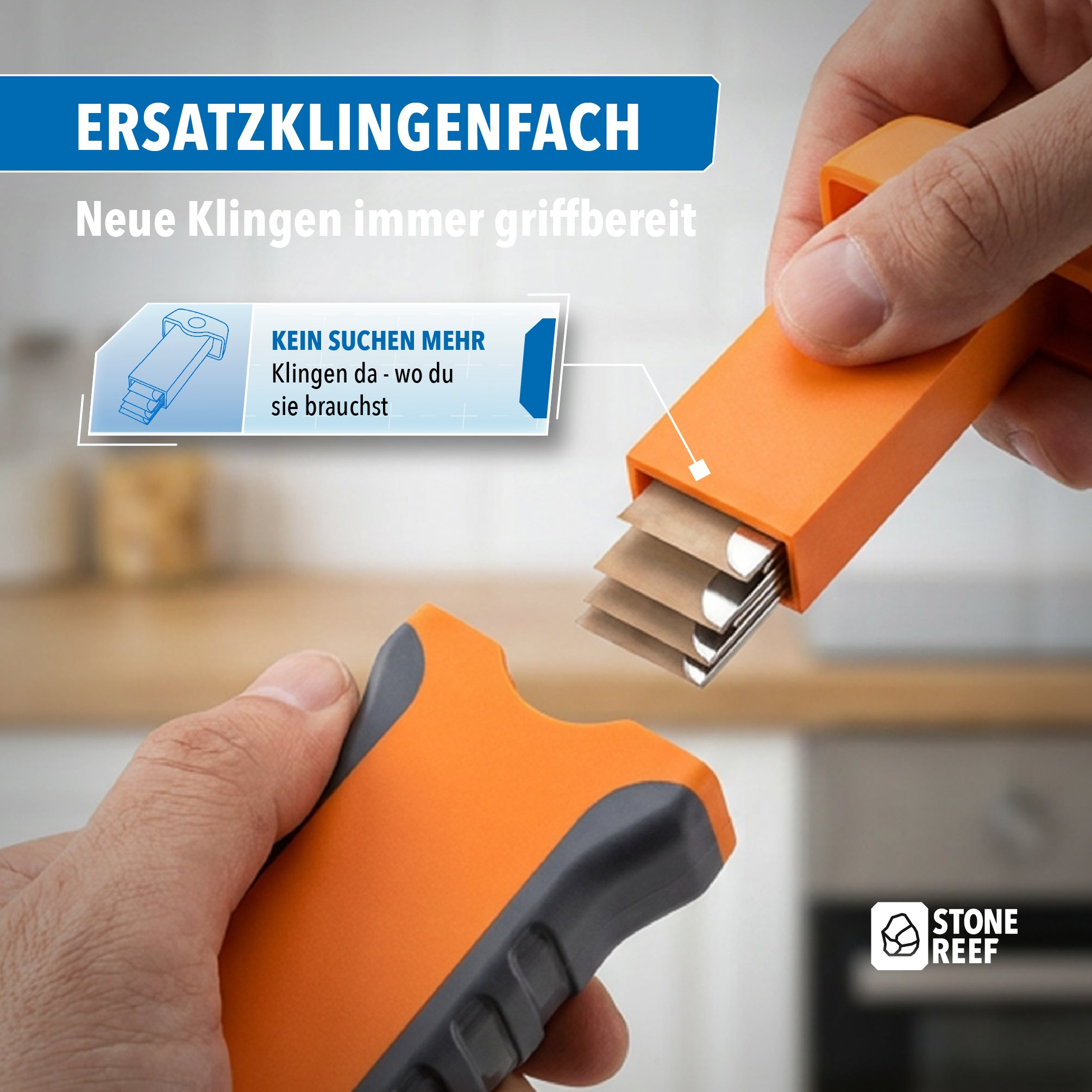 Hand hält orangenes Klingenfach mit Ersatzklingen, daneben Werkzeugteil.