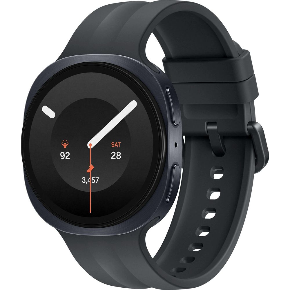 Schwarze Smartwatch mit rundem Display und schwarzem Silikonarmband auf weißem Hintergrund.