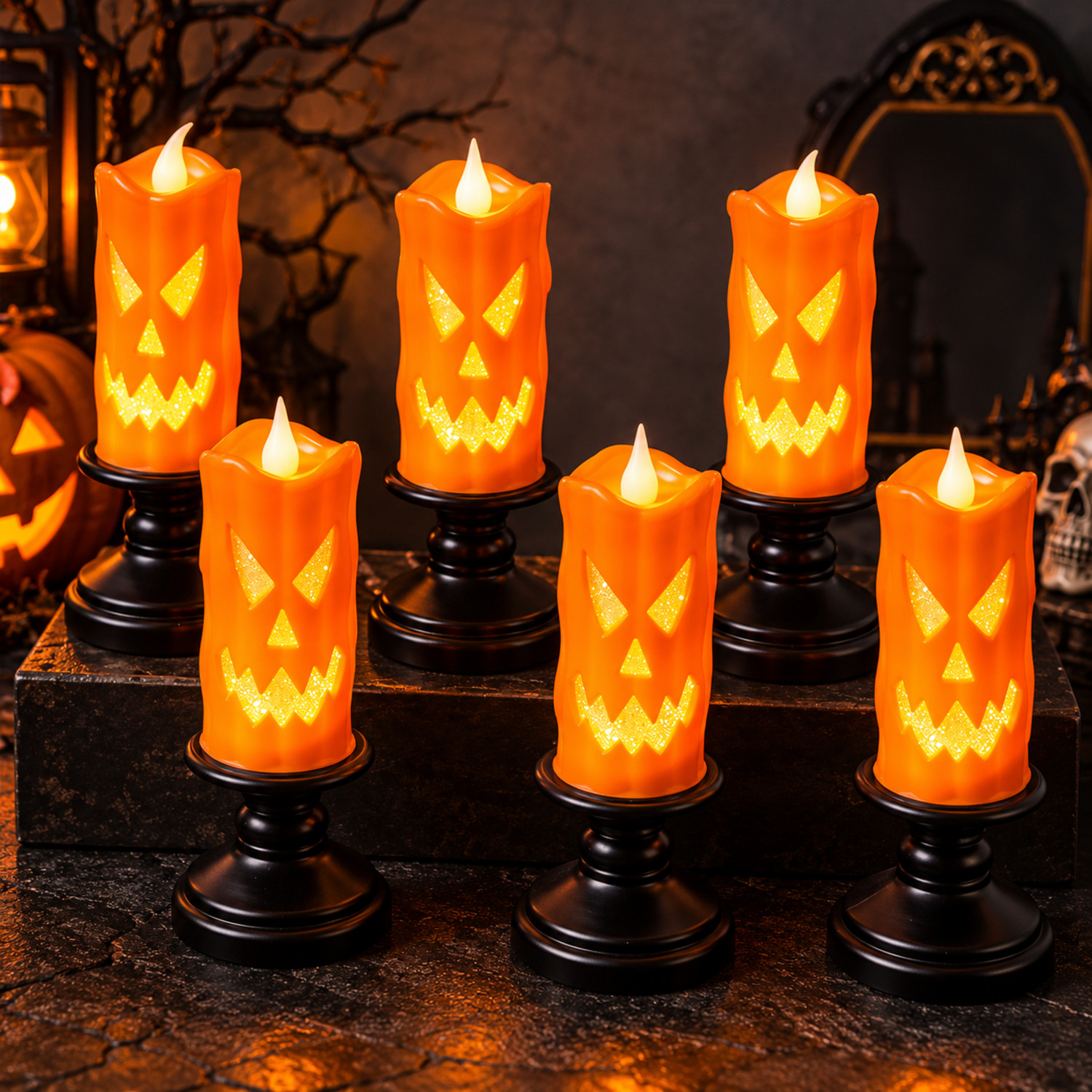 Sechs orangefarbene Halloween-Kerzen mit geschnitzten Gesichtern stehen auf schwarzen Ständern in dunkler Umgebung.