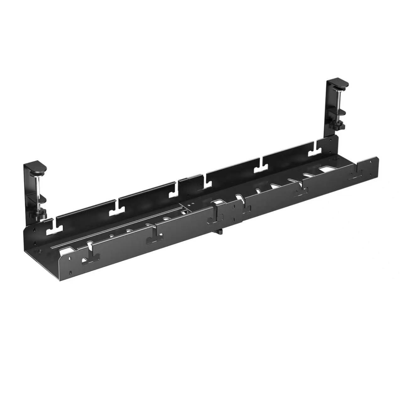 Schwarzes Metall-Kabelmanagement-Tray mit Tischklemmen an einem weißen Hintergrund.