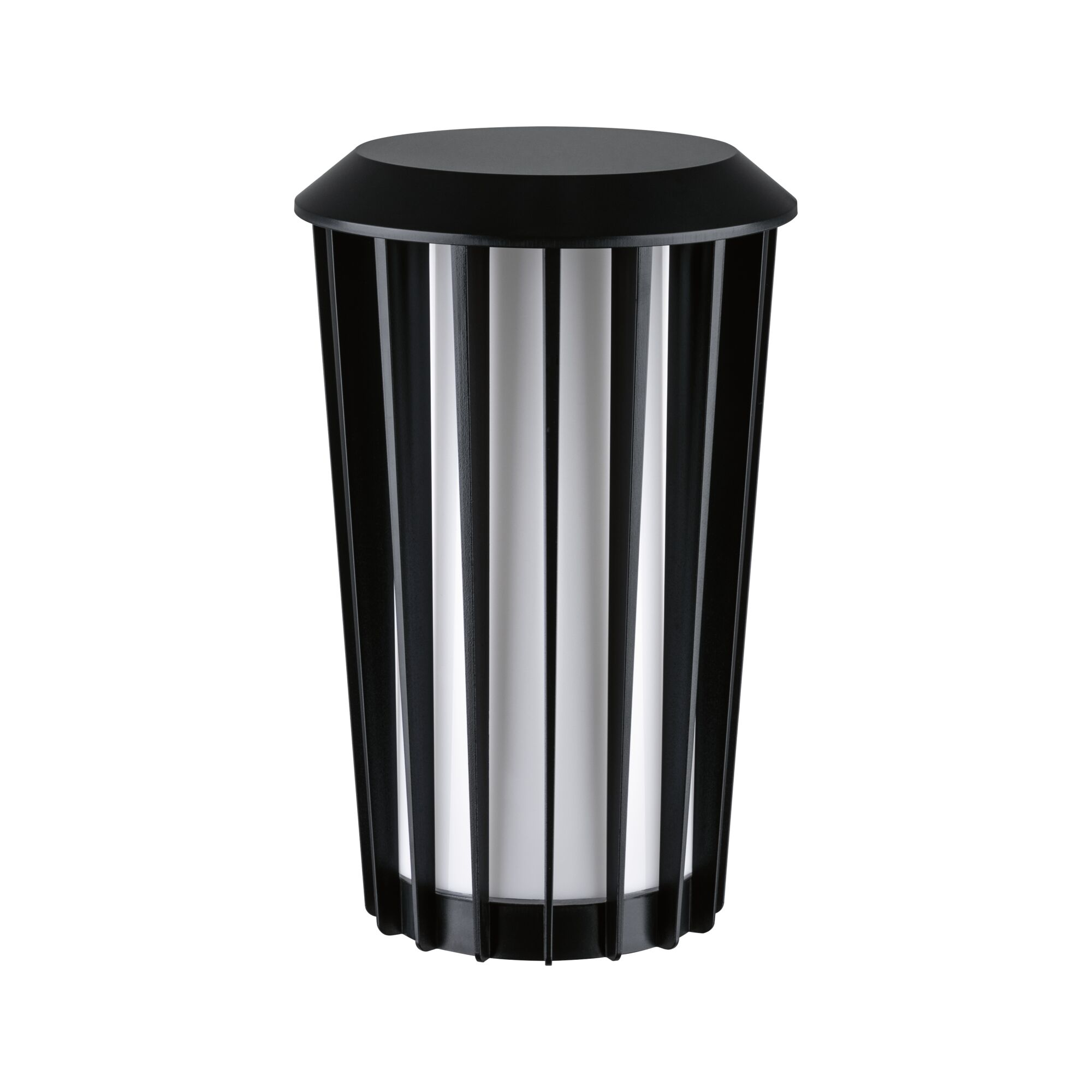 Eine zylindrische Gartenleuchte in Schwarz mit vertikalen Streben und weißem Diffusor auf weißem Hintergrund.