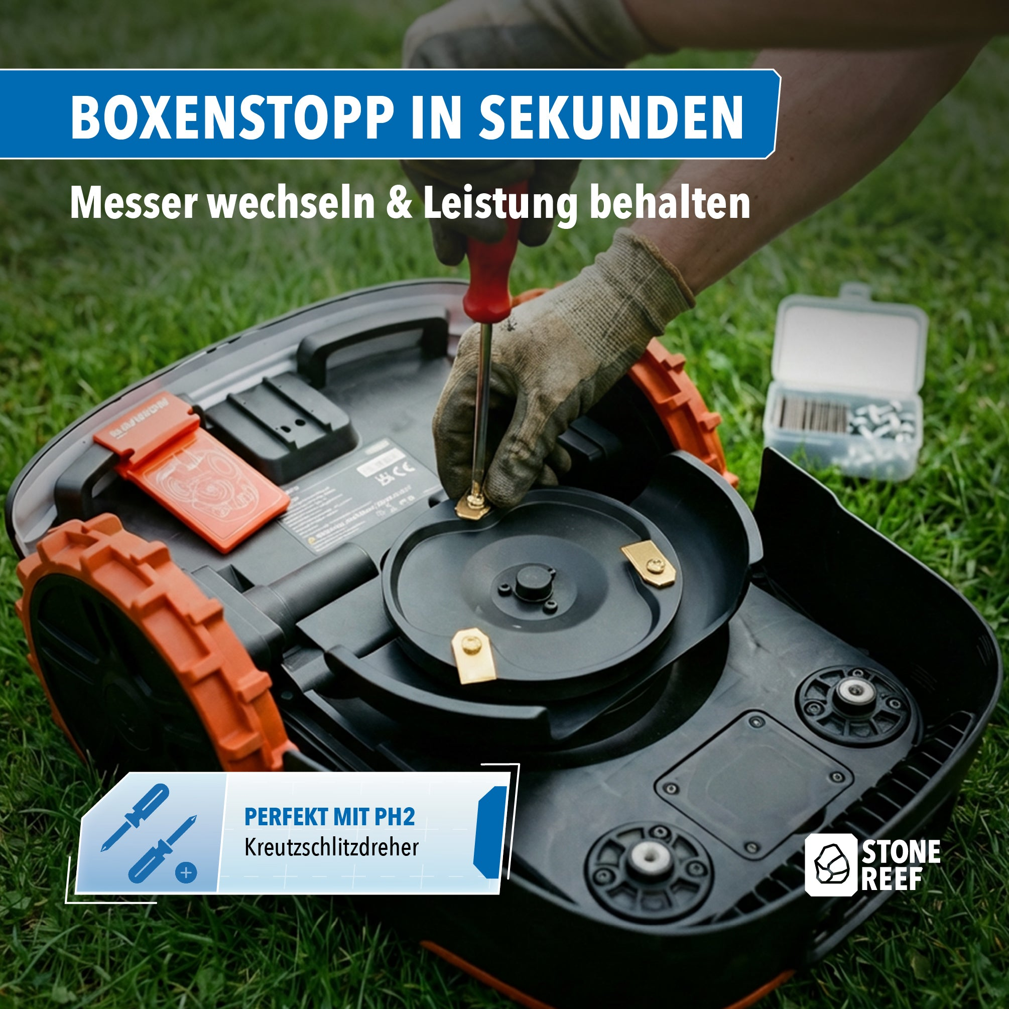 Eine Person wechselt mit einem Schraubenzieher die Klingen an der Unterseite eines Mähroboters auf Rasen.