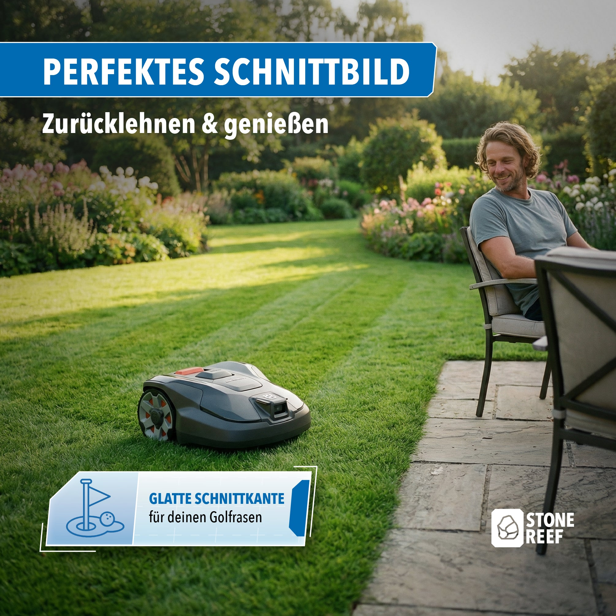 Ein Mähroboter mäht einen grünen Rasen, während ein Mann im Garten auf einer Terrasse entspannt.