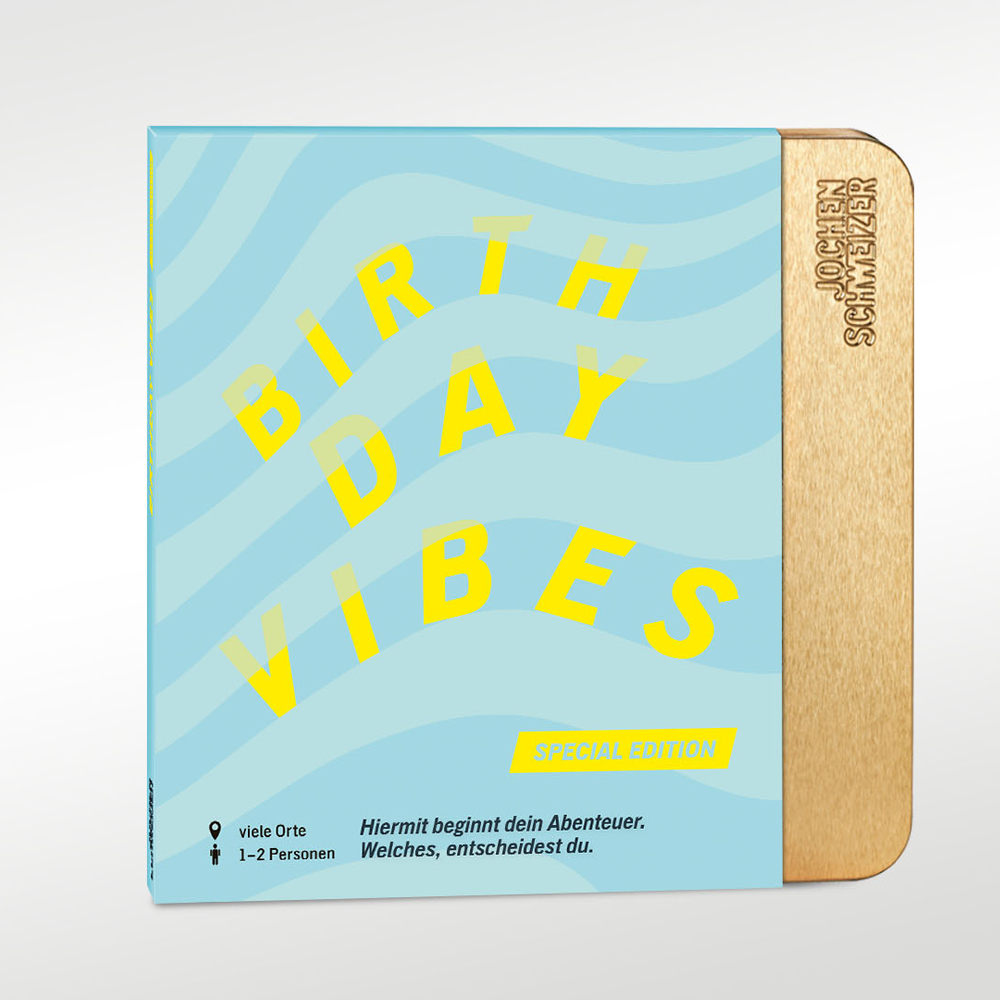 Blaue Geschenkbox mit dem Schriftzug "BIRTHDAY VIBES" in Gelb und einem Holzsektor rechts mit Branding.