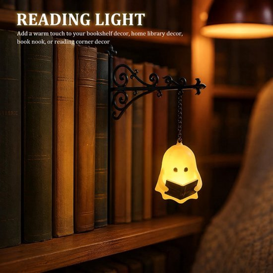 Ein kleines, leuchtendes Geist-Nachtlicht hängt an einem schmiedeeisernen Halter an einem Bücherregal.