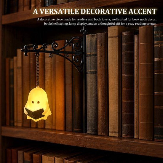 Ein leuchtender Geist liest ein Buch und hängt an einer Halterung im Regal.