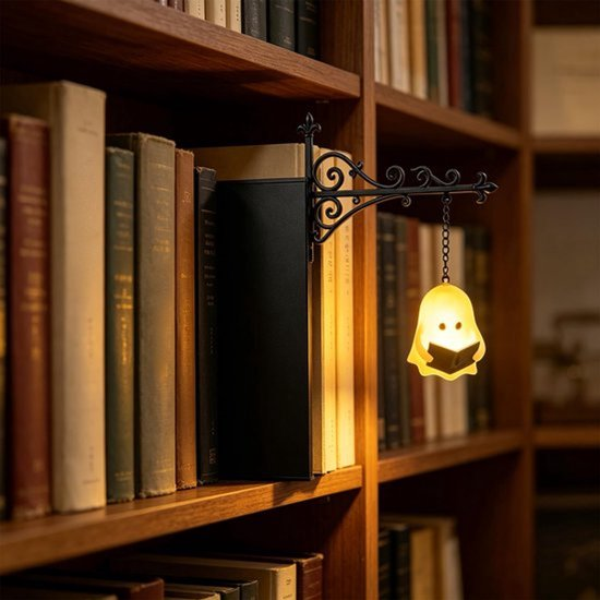 Ein leuchtender Geister-Buchstütze hängt an einer dekorativen schwarzen Halterung in einem Bücherregal.