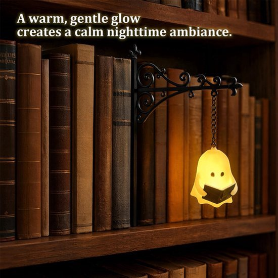 Eine leuchtende Geistfigur liest ein Buch auf einem Regal voller alter Bücher, beleuchtet mit einem warmen Licht.