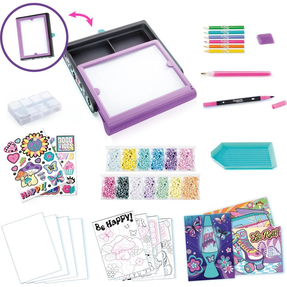 Un kit de arte con una mesa de luz morada, bolígrafos, pegatinas, cuentas, plantillas y dibujos sobre fondo blanco.