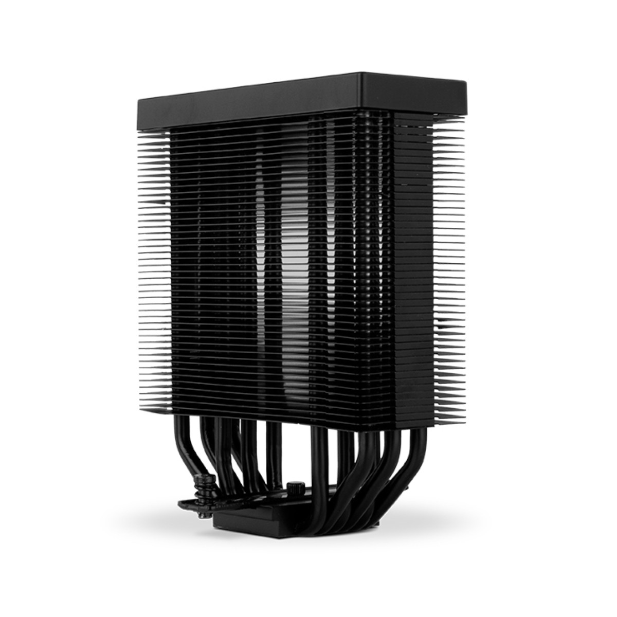 Ein schwarzer CPU-Kühler mit zahlreichen Kühlrippen und gebogenen Heatpipes auf weißem Hintergrund.