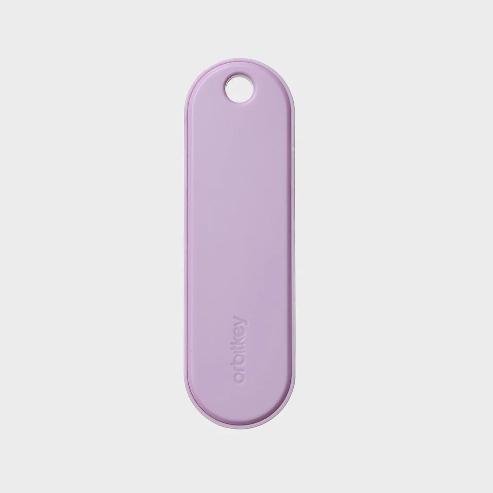 Fioletowe, podłużne akcesorium Orbitkey z otworem na górze na szarym tle.