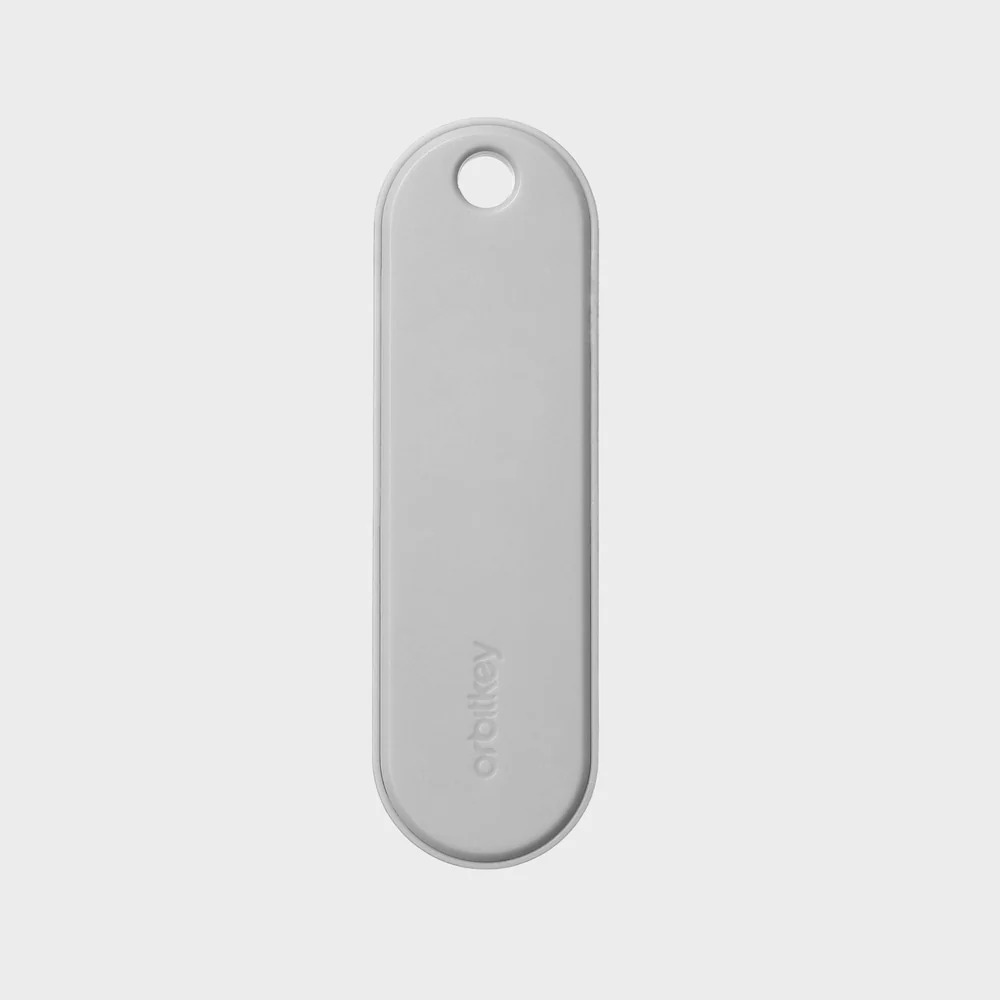 Szare, podłużne urządzenie śledzące Orbitkey z otworem do zawieszania na szarym tle.
