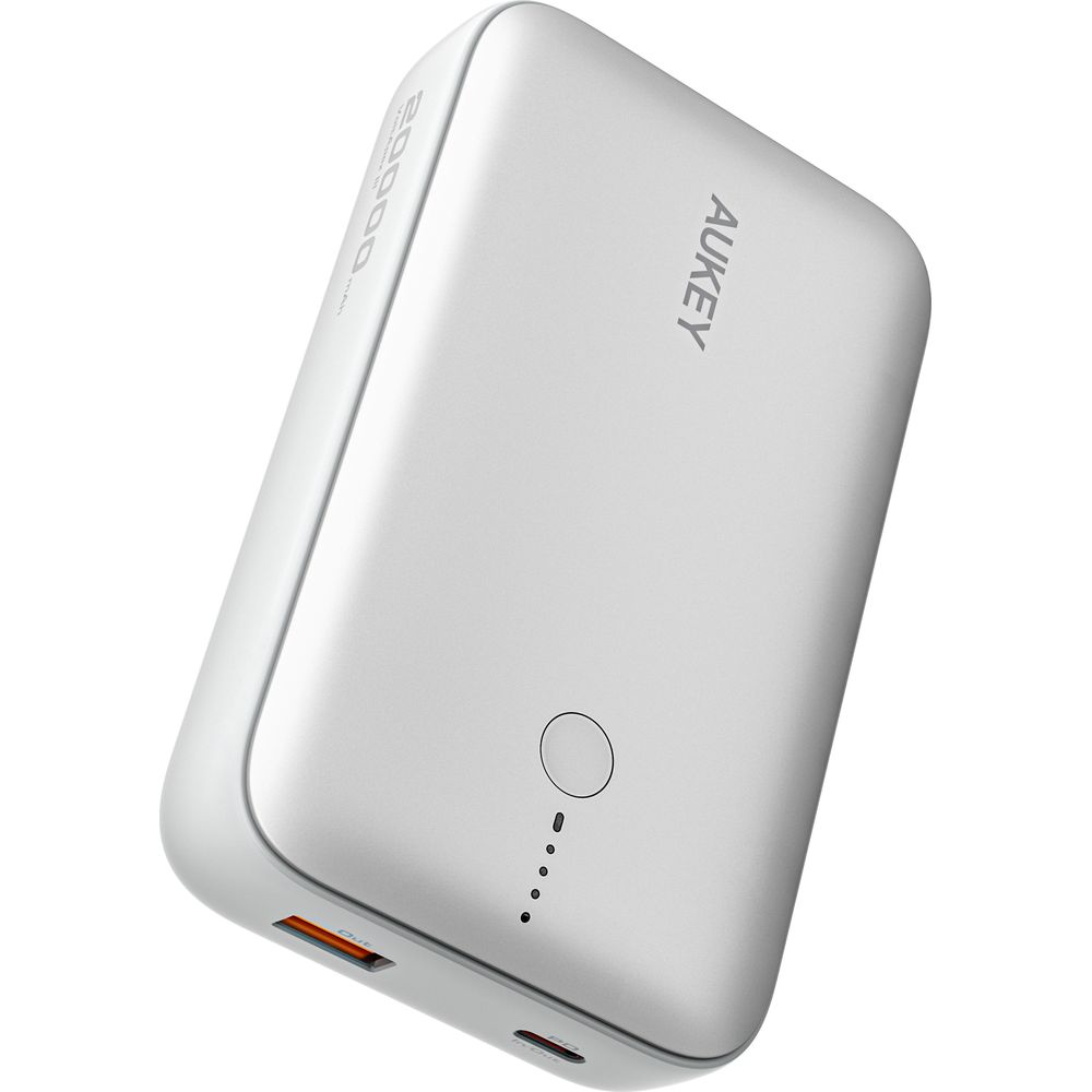 Yuvarlak düğmeli ve gösterge ışıklı gümüş rengi Aukey powerbank.