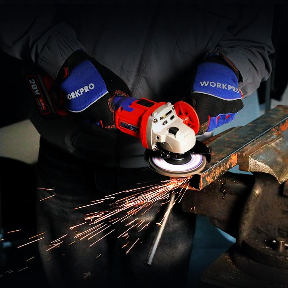 Mavi eldivenli bir kişi, kırmızı taşlama makinesiyle metal keserken kıvılcımlar saçılıyor.