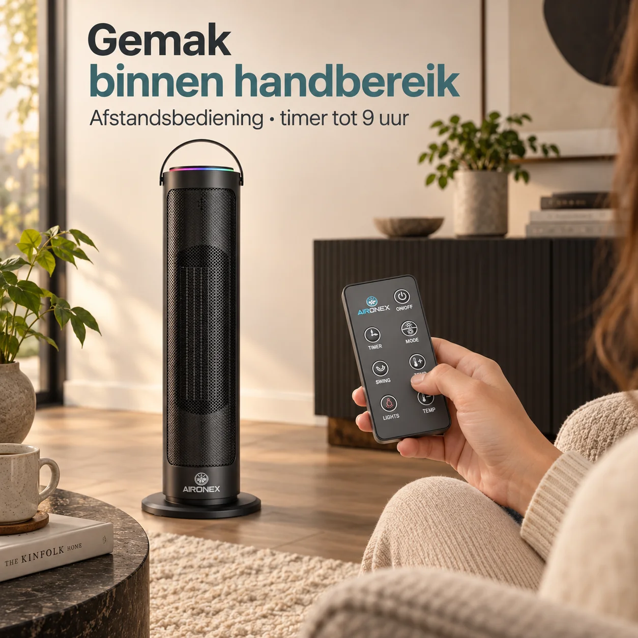 Eine Frau im Sessel hält eine Aironex-Fernbedienung neben einem schwarzen Standheizlüfter im Wohnzimmer.