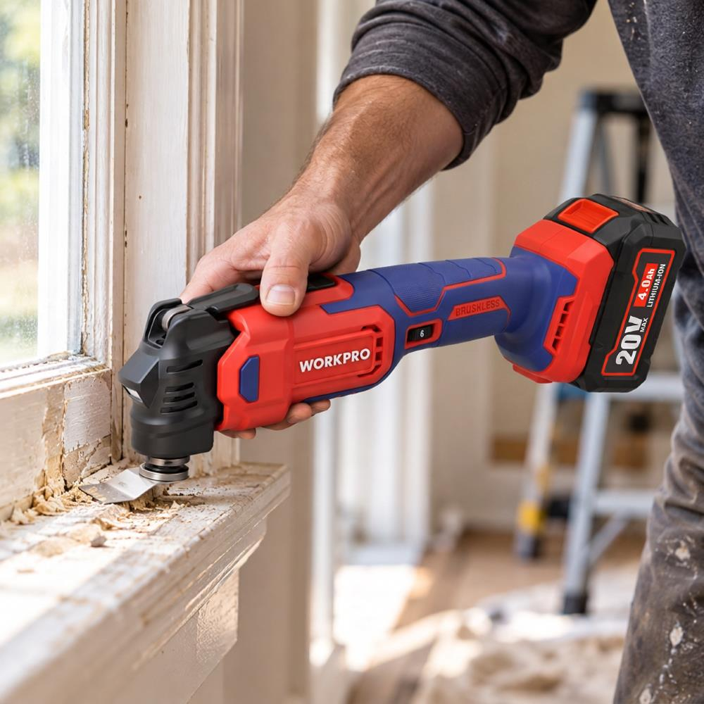 Bir kişi kırmızı ve mavi Workpro çok amaçlı alet tutuyor, bir pencere pervazındaki eski ahşabı kesiyor.
