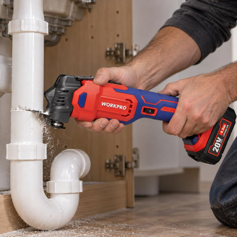 Bir kişi, lavabo altındaki beyaz plastik boruyu kesmek için kırmızı ve mavi Workpro aletini kullanıyor.