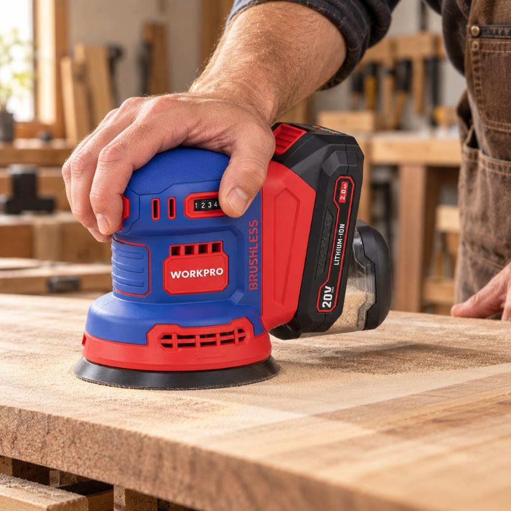 Bir kişi bir atölyede mavi ve kırmızı Workpro akülü zımpara makinesiyle tahta bir keresteyi zımparalıyor.