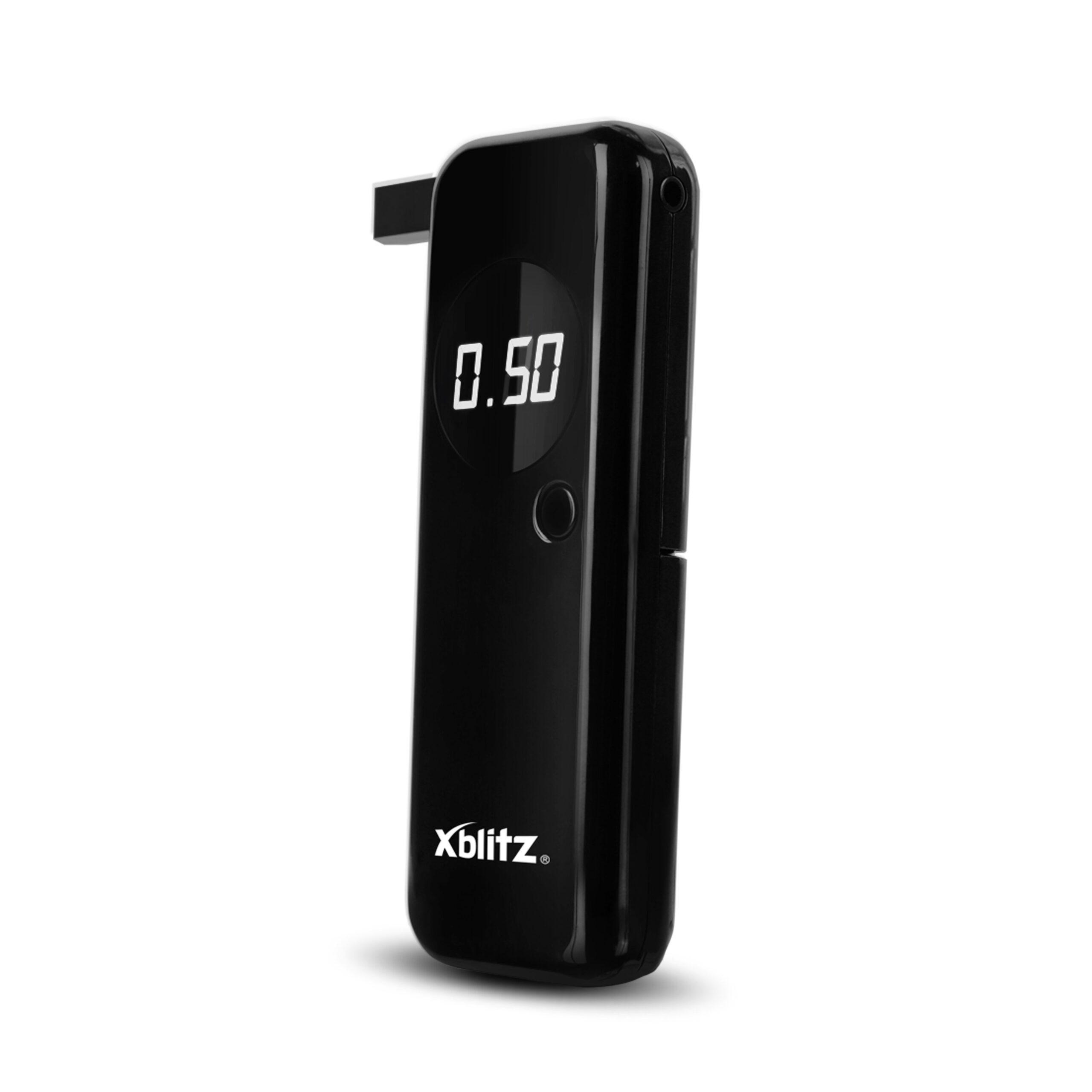 Ein schwarzer Xblitz-Alkomat steht auf weißem Hintergrund und zeigt 0,50 auf dem Display.