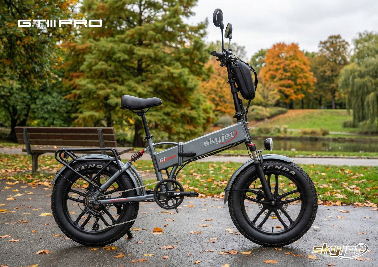 Sonbahar parkında gri bir Skyjet GT III Pro katlanır elektrikli bisiklet.