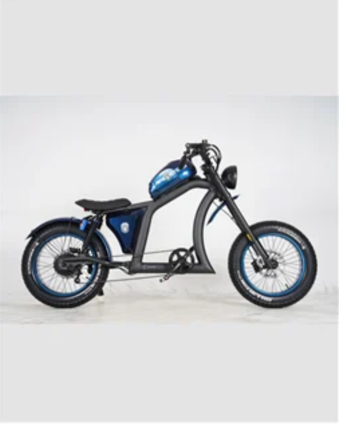 Chopper tasarımlı siyah elektrikli bisiklet, mavi detaylar, kalın tekerlekler ve depo benzeri bölme.