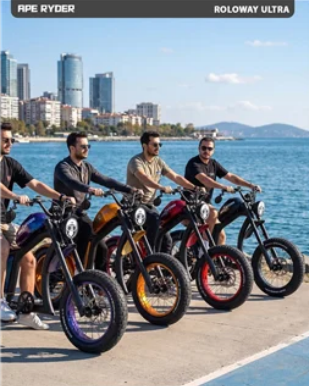 Deniz kenarında elektrikli motosikletlere binen ve arkada şehir olan dört adam.