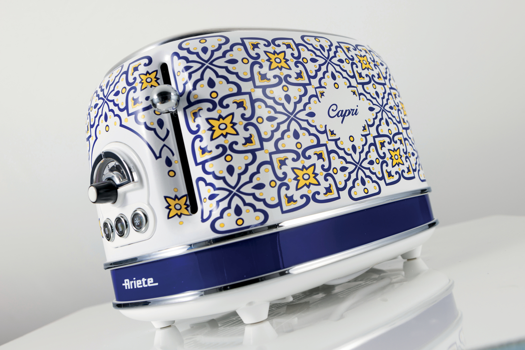 Ein weißer Toaster mit blau-gelbem Majolika-Muster, Chromakzenten und dem Schriftzug Capri.