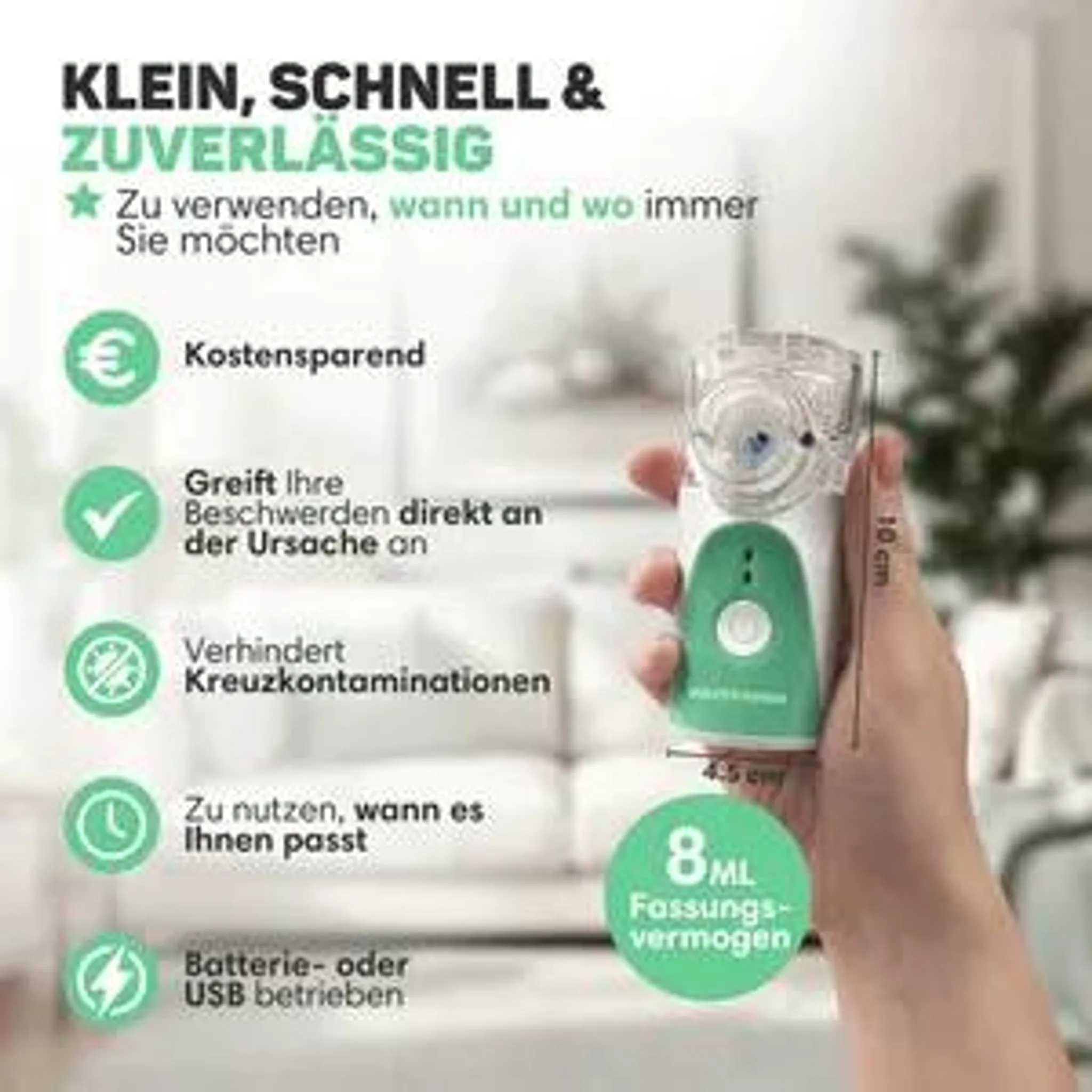 Eine Hand hält einen kompakten, weiß-grünen Inhalator in einem verschwommenen Wohnzimmer.