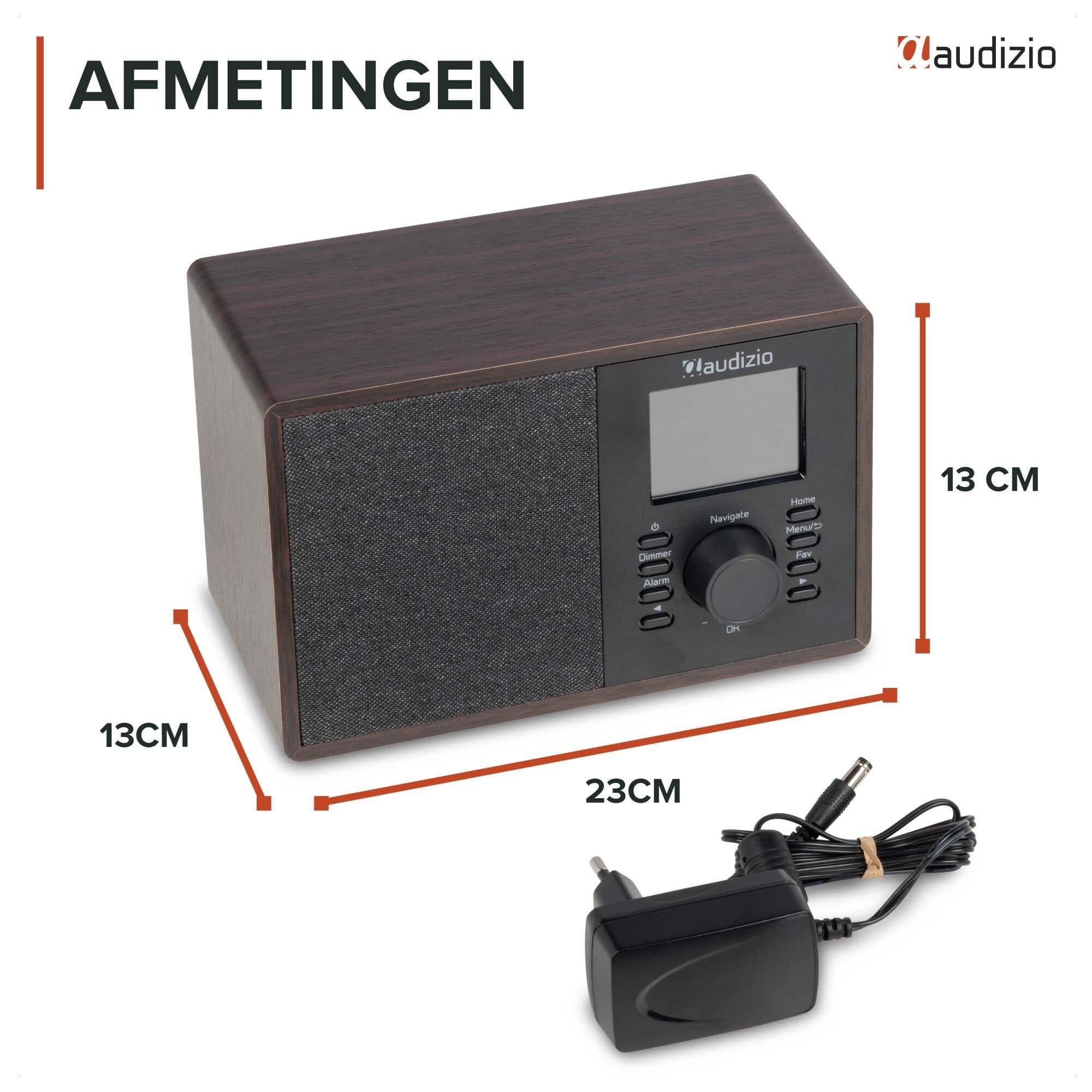 Holzfarbenes Audizio-Radio mit Maßen 23x13x13 cm und schwarzem Netzteil.