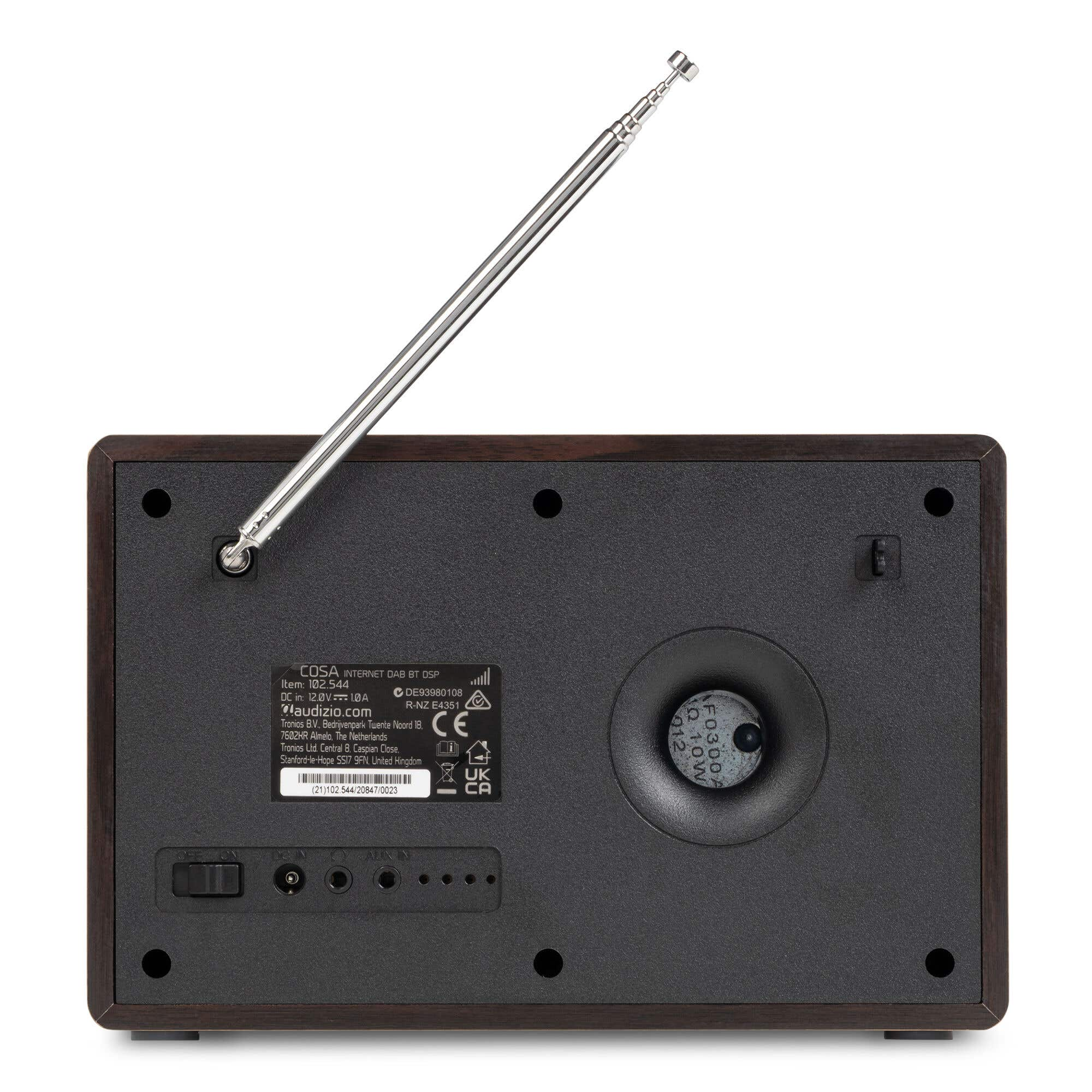 Rückseite eines Audizio Radios mit ausgefahrener Antenne, Anschlüssen und Etikett.