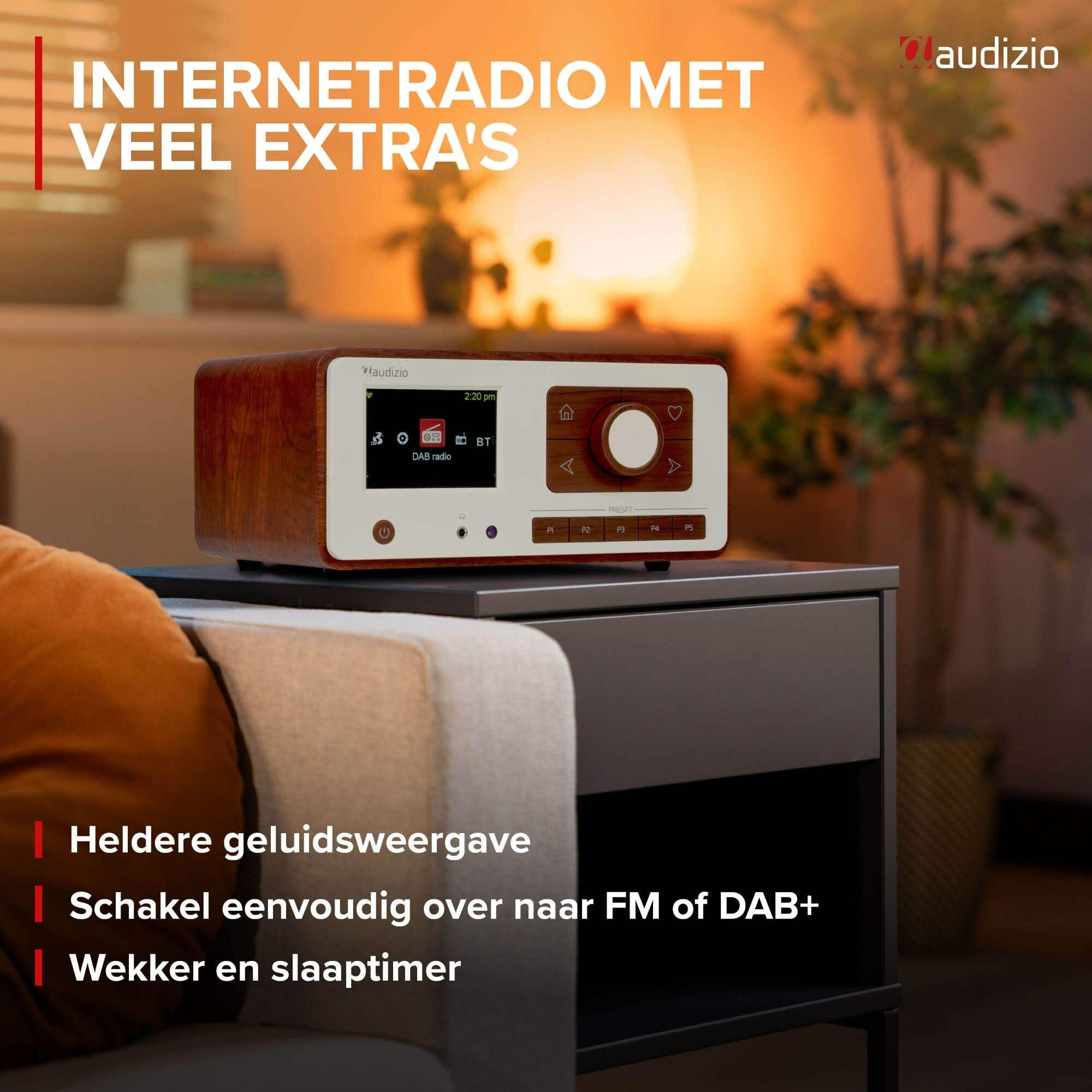 Ein hölzernes Internetradio im Retro-Stil steht in einem warm beleuchteten Raum auf einem Nachttisch.