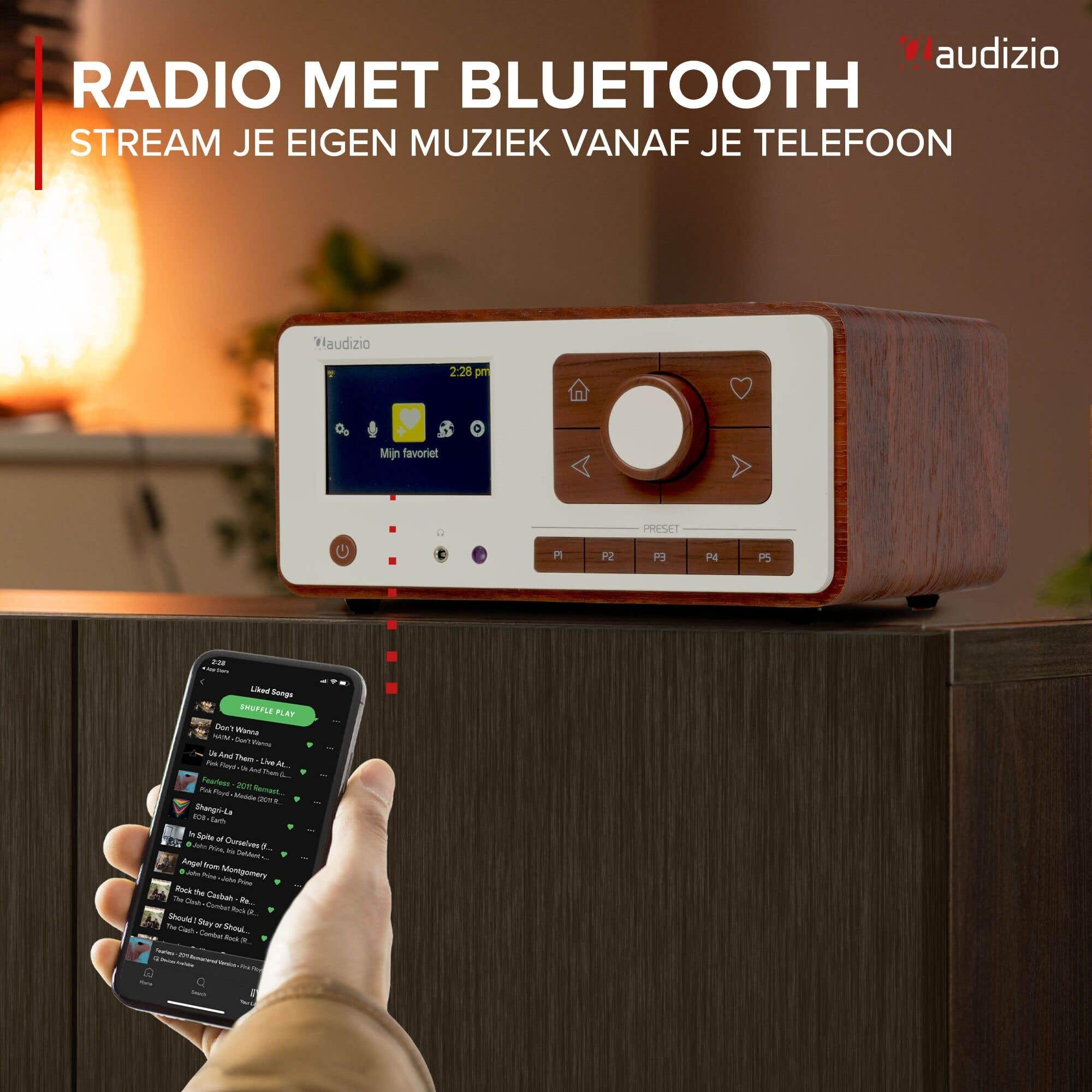 Retro-Bluetooth-Radio mit Display auf einem Holzschrank, verbunden mit einer Musik-App auf einem Smartphone.