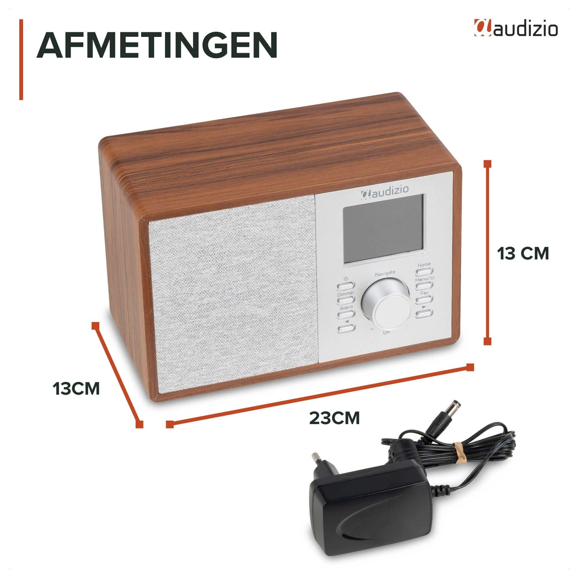 Ein Holzradio mit silberner Front, Abmessungen 13cm Höhe, 13cm Tiefe, 23cm Breite und Netzteil.