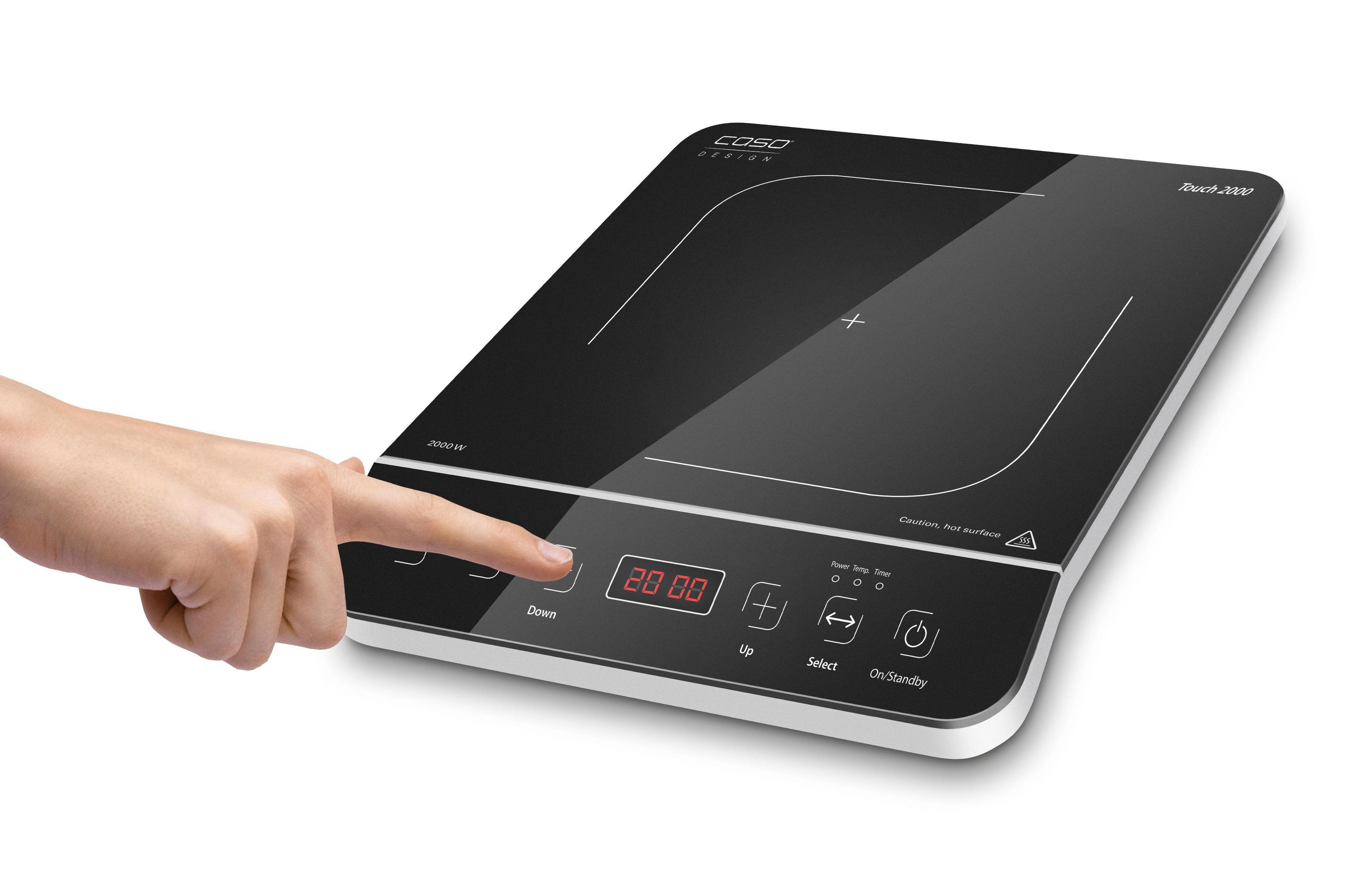Eine Hand berührt das Touch-Bedienfeld eines schwarzen Induktionskochfelds.