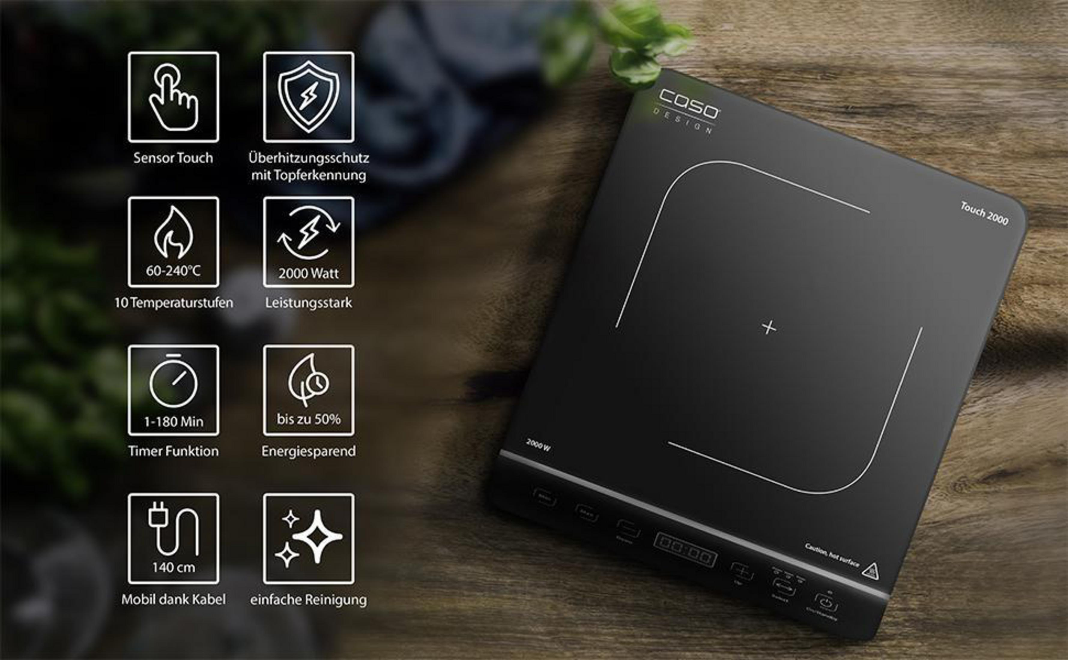 Schwarze Caso Design Induktionskochplatte mit Touch-Bedienfeld auf Holztisch und Symbolen für Funktionen links.