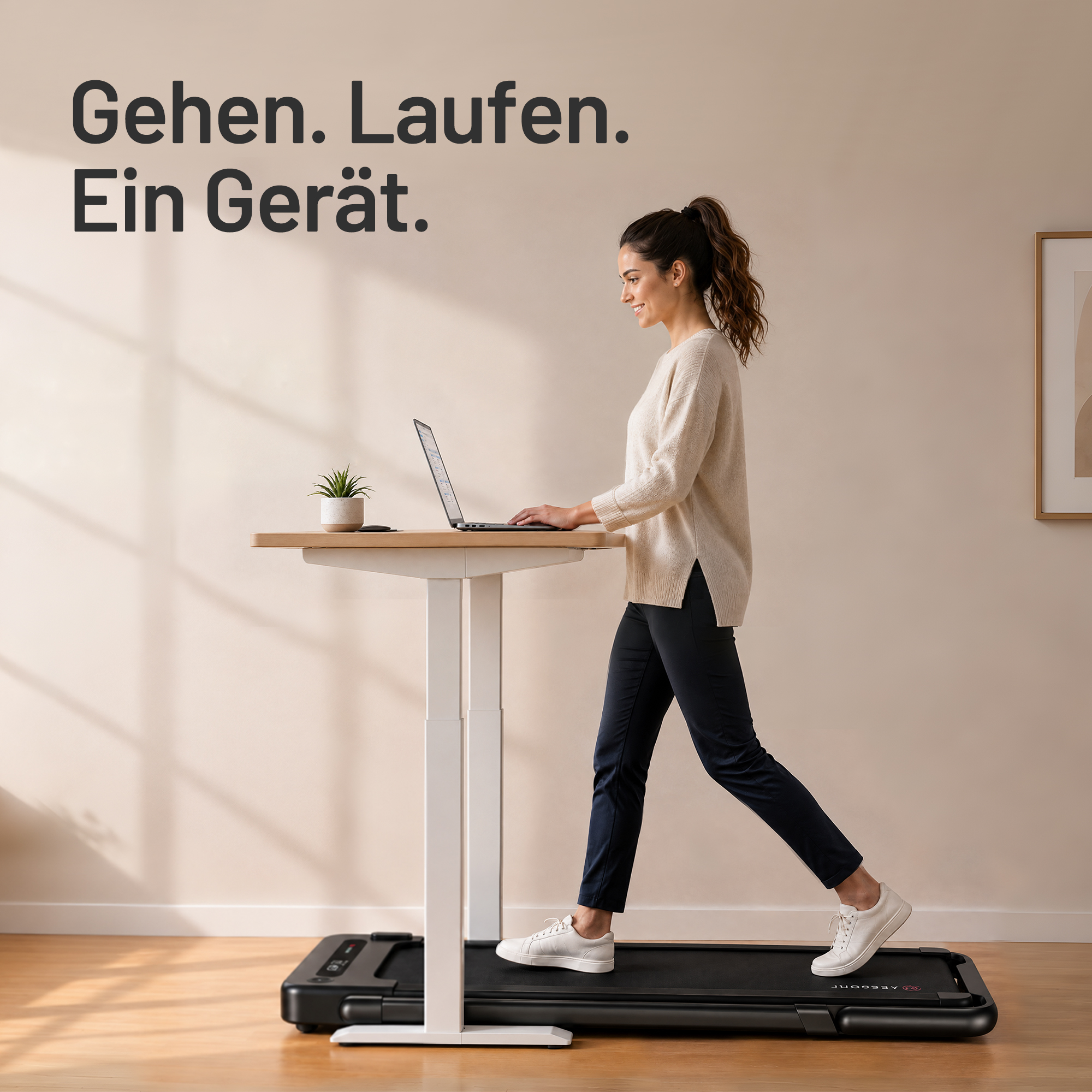 Frau geht auf einem Laufband und arbeitet an einem Laptop auf einem Stehpult.