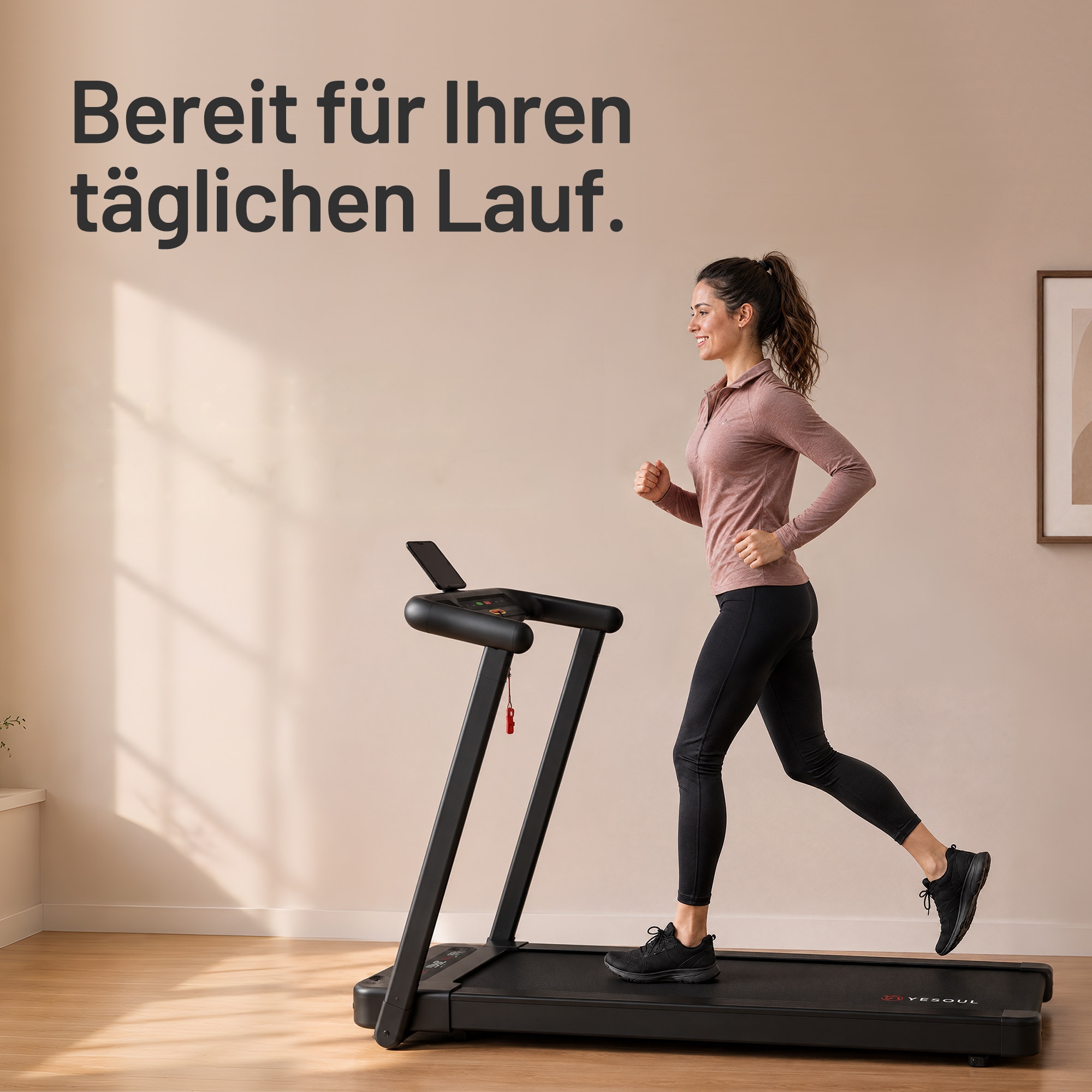Eine Frau läuft auf einem schwarzen Laufband in einem hellen Raum. Text: Bereit für Ihren täglichen Lauf.