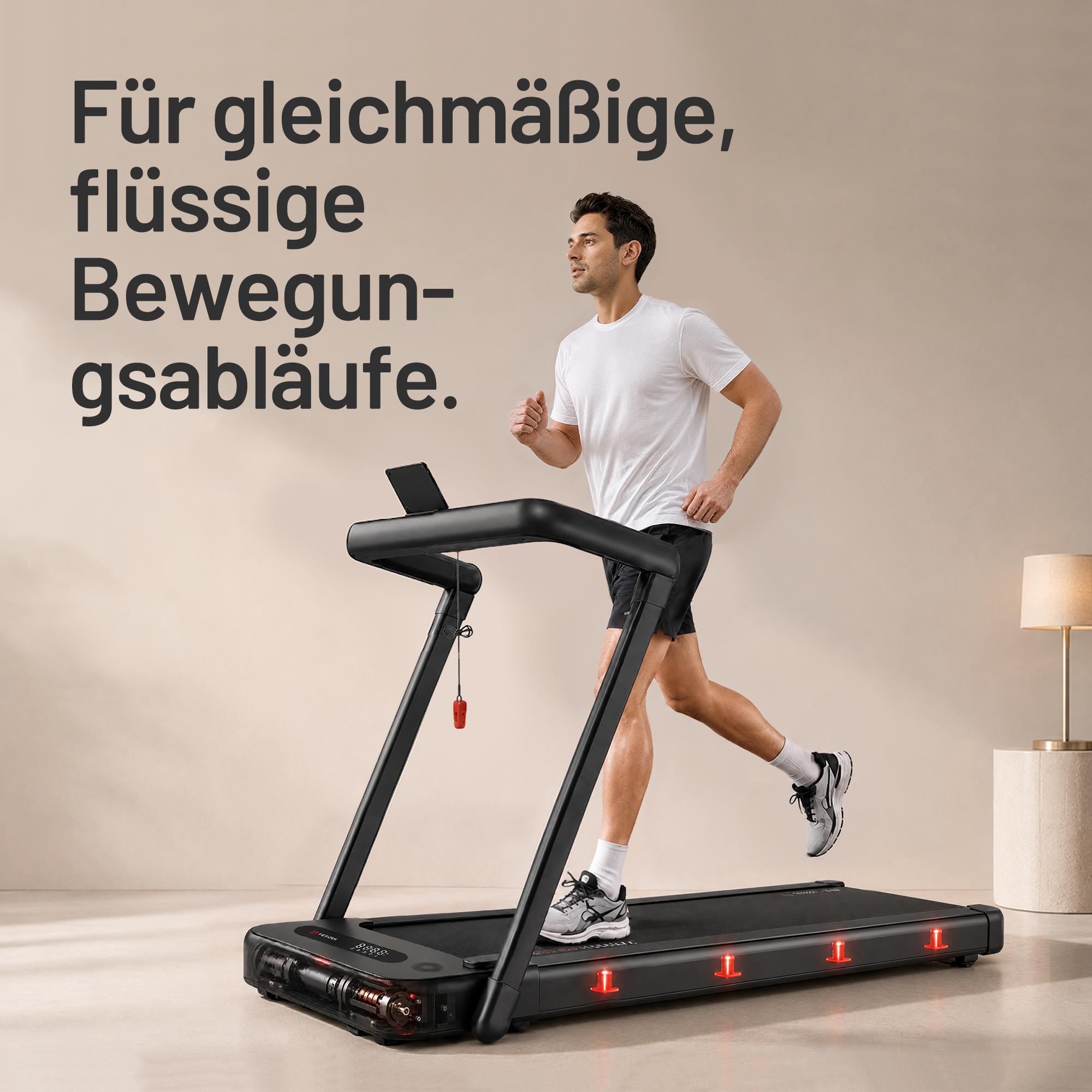 Ein Mann läuft in einem hellen Raum auf einem schwarzen Laufband. Text links.