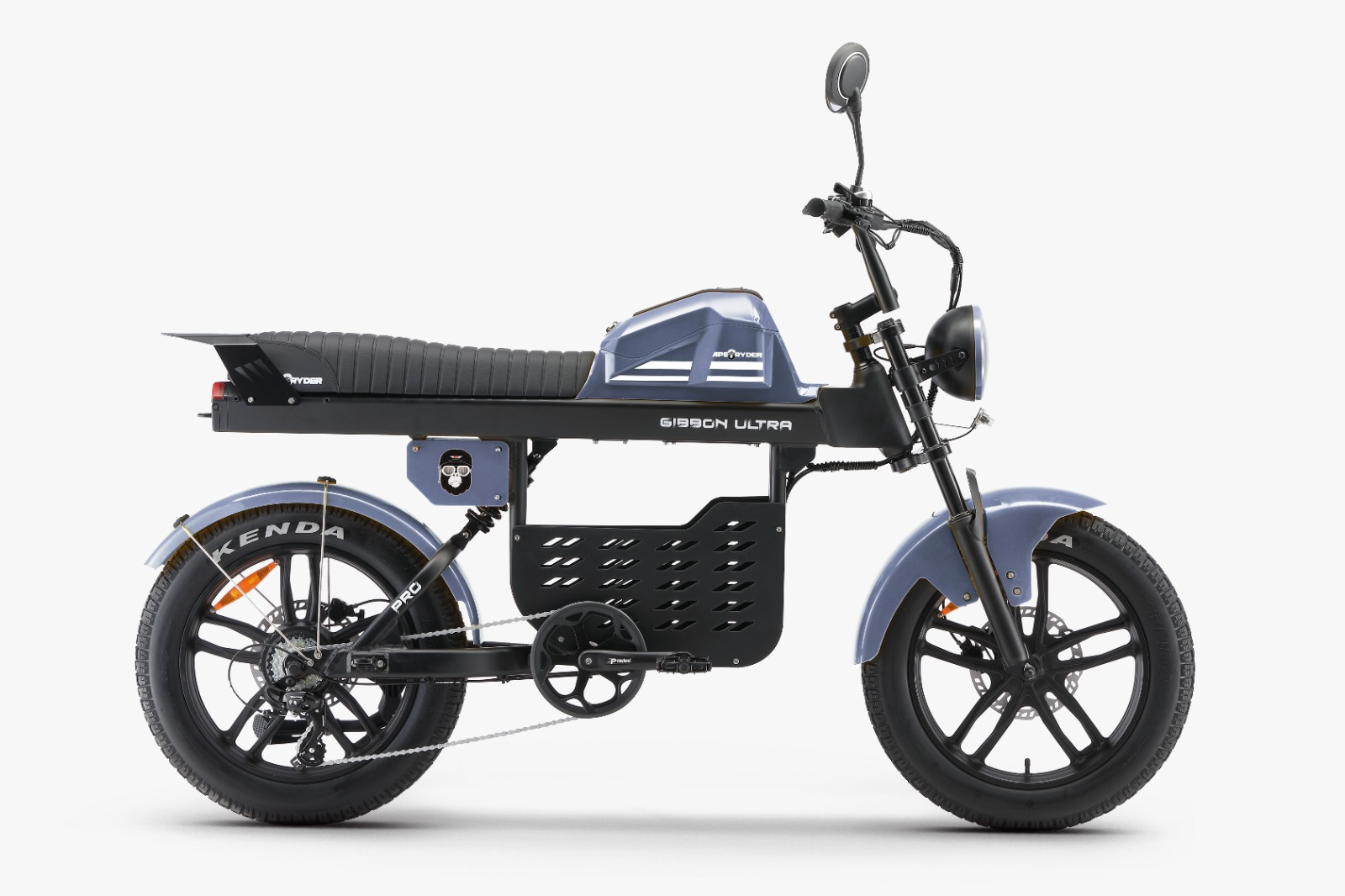 Beyaz arka planda kalın lastikli, uzun seleli ve çamurluklu mavi-siyah moped tarzı elektrikli bisiklet.