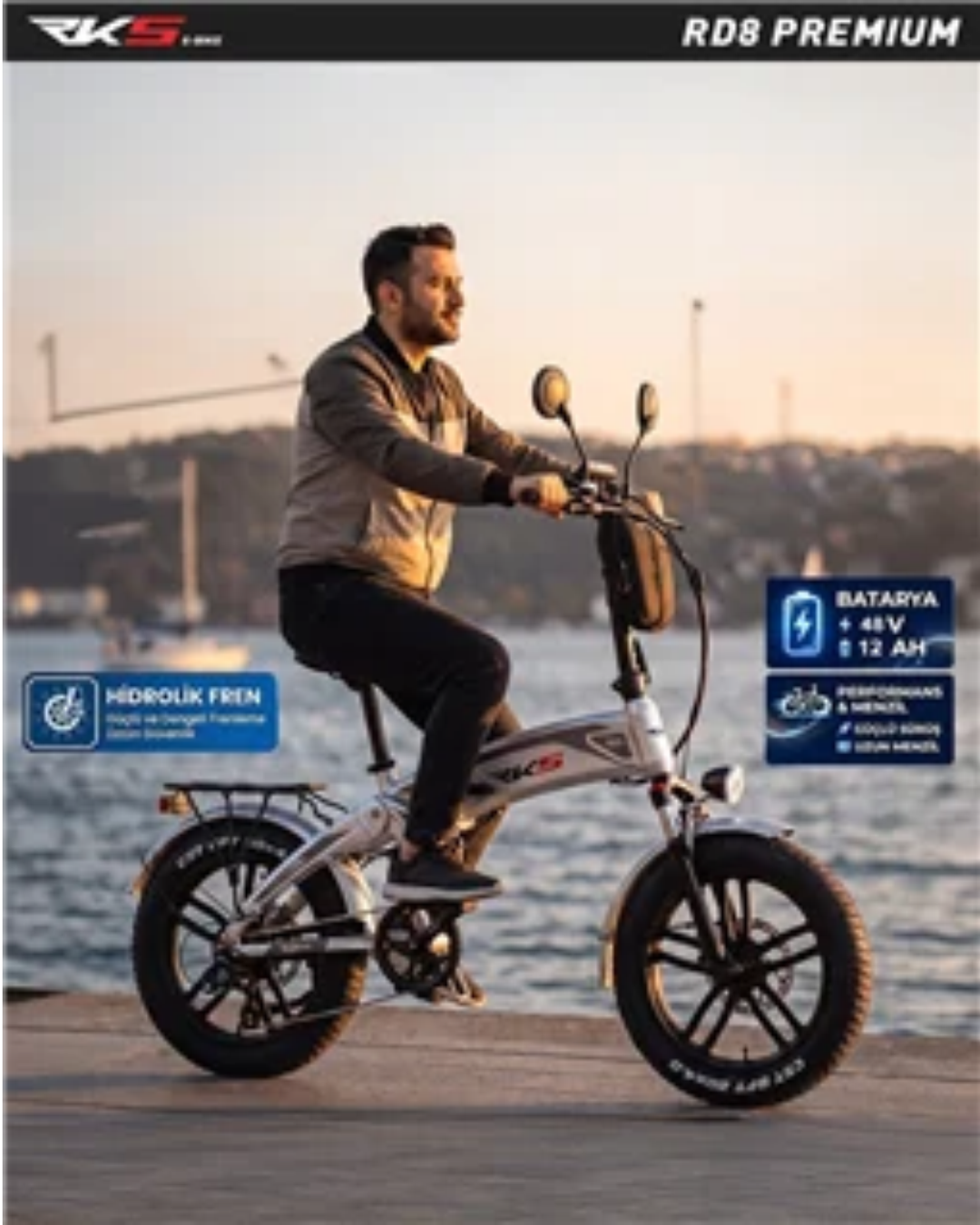 Bir adam gün batımında deniz kenarında RKS RD8 Premium elektrikli bisiklet sürüyor.