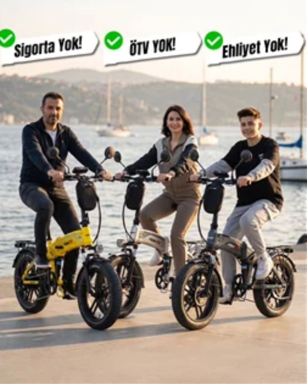 Deniz kenarında elektrikli bisikletlere binen üç kişi ve tanıtım yazıları.