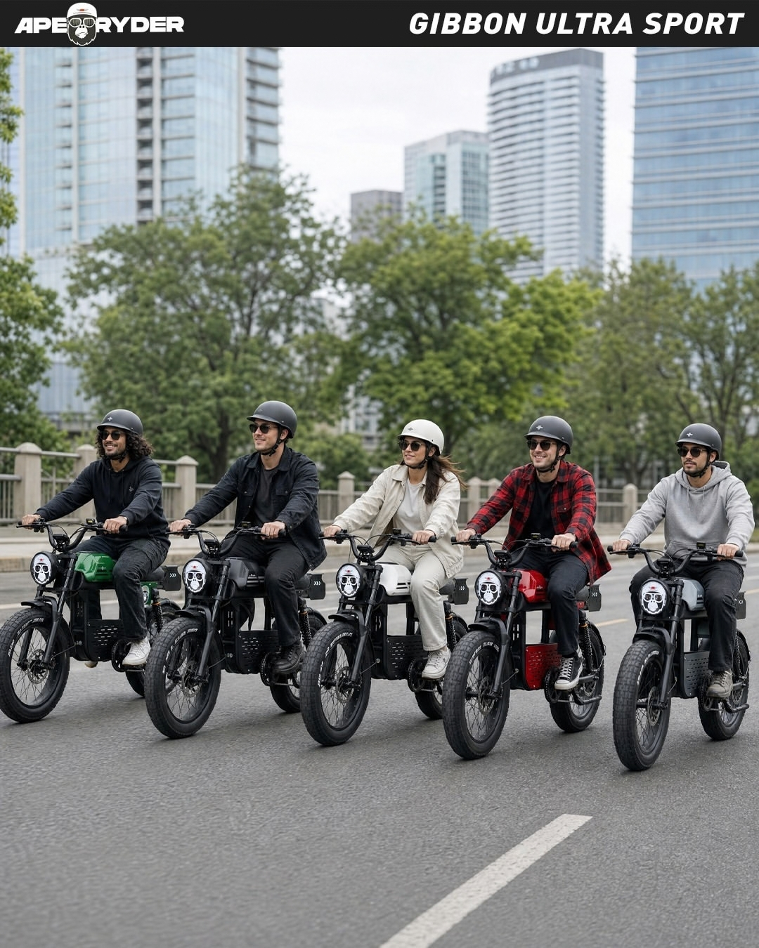 Kasklı ve güneş gözlüklü beş sürücü, arkada yüksek binaların olduğu bir cadde üzerinde elektrikli motosiklet sürüyor.