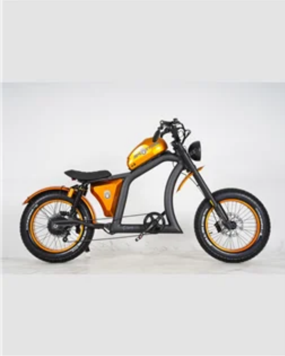 Açık arka plan üzerinde chopper tarzı siyah ve turuncu elektrikli bisiklet.