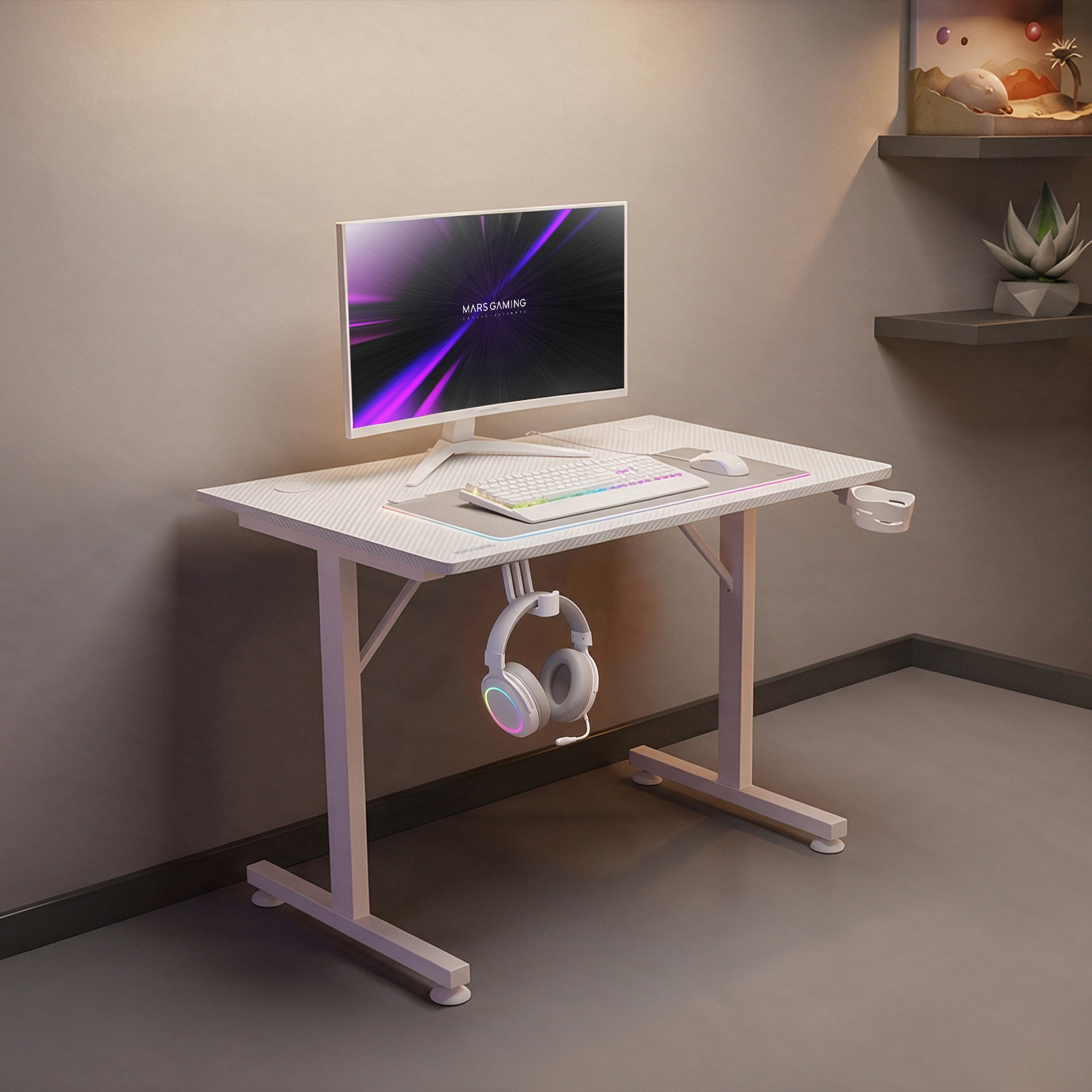 Un escritorio de juegos blanco con monitor, teclado, ratón y auriculares, decorado con plantas en estantes.