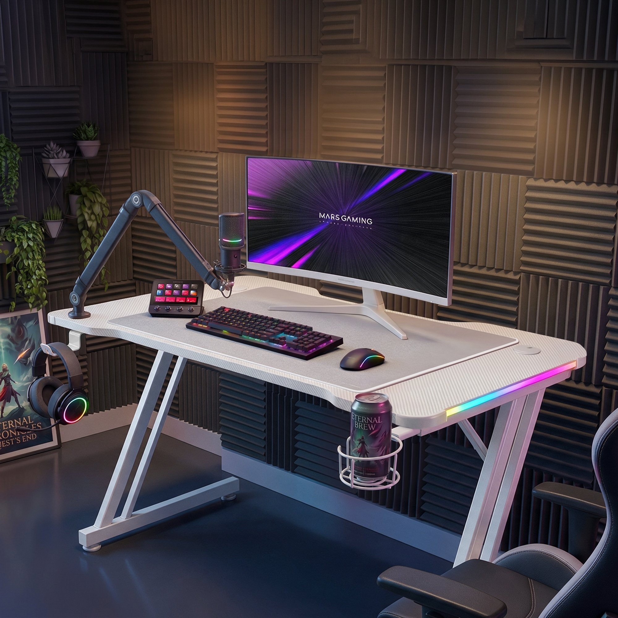 Configuración moderna de escritorio gaming con monitor, teclado, ratón, micrófono y luces RGB en sala insonorizada.