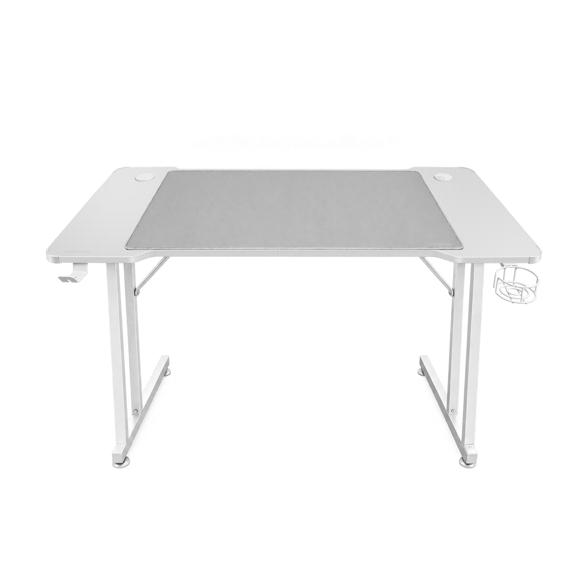 Un escritorio de juegos blanco con alfombrilla gris, portavasos y gancho para auriculares sobre fondo blanco.