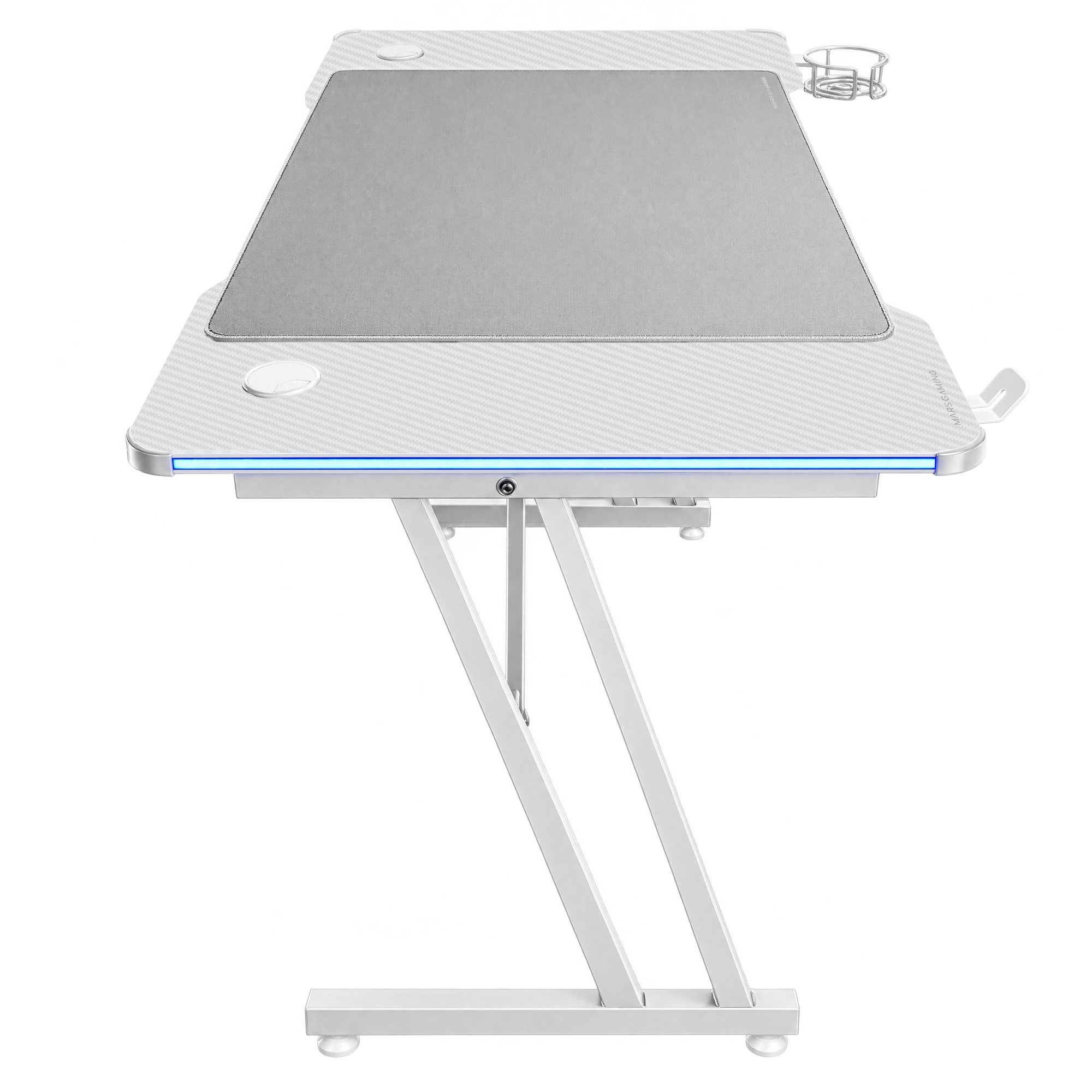 Escritorio de juegos blanco con patas en Z, superficie de alfombrilla gris, tira LED azul y portavasos.
