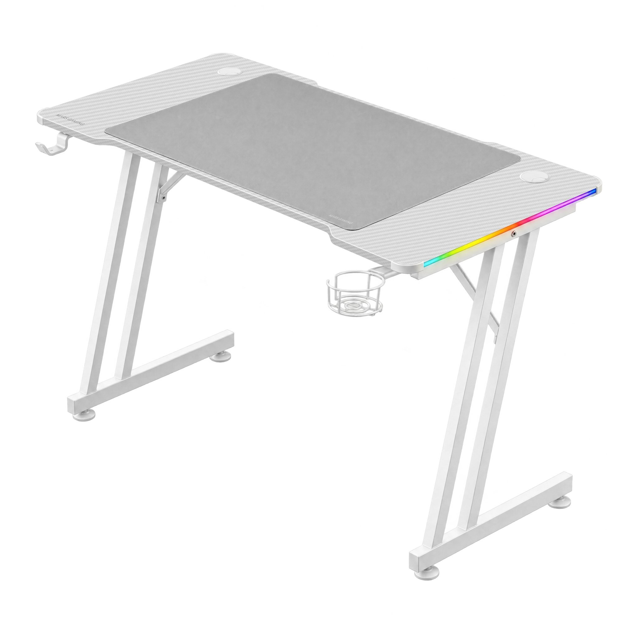 Escritorio gaming blanco con alfombrilla gris, iluminación RGB y posavasos, sobre fondo blanco.
